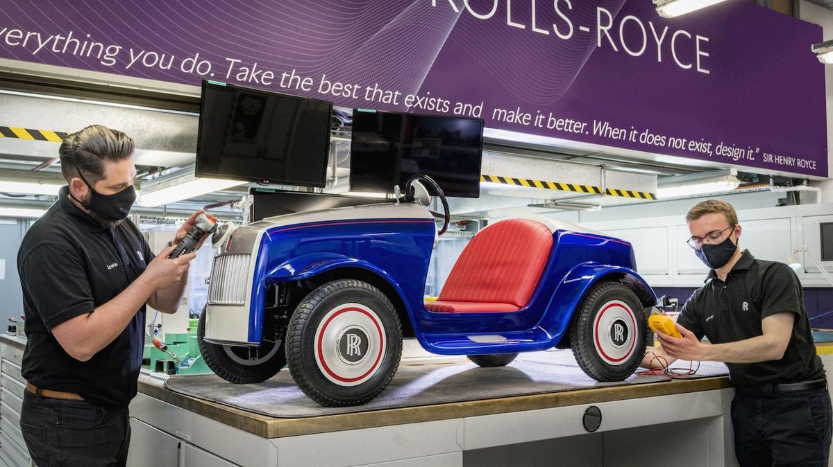 Unikátní dětský Rolls-Royce dostal servis po ujetí 100 tisíc metrů